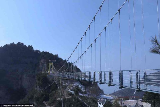 В Китае открылся самый высокий стеклянный мост в мире