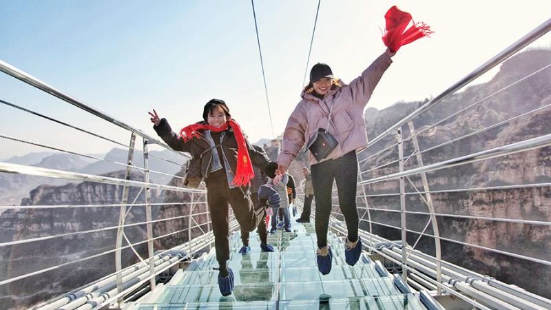 В Китае открылся самый высокий стеклянный мост в мире